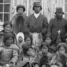 Photo d'un groupe d'hommes, de femmes et d'enfants inuits, et du révérend Peck, Pangnirtung (Pangnirtuuq), Nunavut, 5 septembre 1903