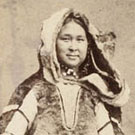 Portrait pris en studio d'une femme inuite, probablement de l'Est de l'Arctique, qui est venue vers le sud à bord d'un baleinier de New Bedford; elle faisait peut-être un voyage organisé lorsqu'elle a été photographiée, New York, New York, 1860