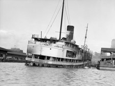 Photo des ruines du navire à vapeur NORONIC après l'incendie, le 19 septembre 1949