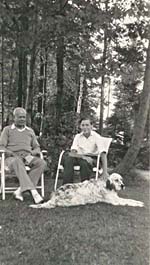 Photo montrant Glenn Gould et son professeur de piano Alberto Guerrero, assis à l'extérieur avec le chien de Glenn, au chalet familial du lac Simcoe, vers 1943