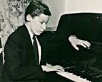 Photo de Glenn Gould au piano vers 1946