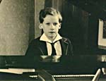 Photo de Glenn Gould au piano vers 1942
