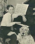Photo de Glenn Gould au piano, avec son chien et sa perruche, vers 1944