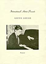 Couverture avant intérieure du programme du récital de la série International Artists donné en 1947, présentant une photo de Glenn Gould au piano