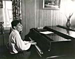 Photo de Glenn Gould jouant du piano au début des années 1950