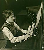 Photo de Glenn Gould jouant de l'orgue à la salle de concert du Toronto Conservatory of Music vers 1945