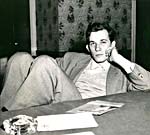 Photo de Glenn Gould se prélassant près d'une table, le 15 novembre 1958