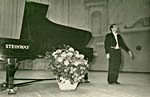 Photo de Glenn Gould saluant le public en Russie en mai 1957