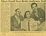 Article de journal accompagné d'une photo de Glenn Gould et de ses parents, paru le 18 juin 1957