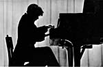 Photo de Glenn Gould, en silhouette, jouant du piano en 1957