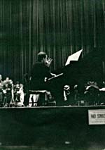 Photo de Glenn Gould jouant du piano à l'University of Cincinnati