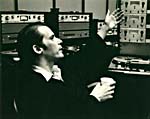 Photo de Glenn Gould devant l'équipement qu'il utilisait dans un studio de la CBC