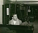 Photo de Glenn Gould jouant du piano dans les coulisses, montrant à l'arrrière-plan les malles de la Philadelphia Orchestra