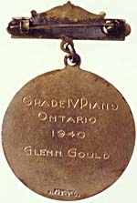 Revers de la médaille d'argent du Toronto Conservatory of Music portant l'inscription GRADE IV PIANO, ONTARIO, 1940, GLENN GOULD