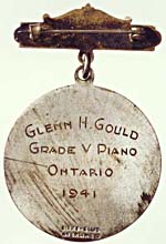 Revers de la médaille d'argent du Toronto Conservatory of Music portant l'inscription GLENN H. GOULD, GRADE V PIANO, ONTARIO, 1941
