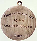 Revers de la médaille d'argent du Toronto Conservatory of Music portant l'inscription ORGAN GRADE VIII, 1944, GLENN H. GOULD