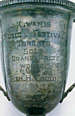 Inscription sur le trophée d'argent remporté lors du Festival de musique Kiwanis
