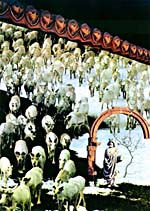 Collage de Joan McCrimmon Hebb représentant un troupeau de caribous et une statue à l'avant-plan
