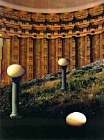 Collage de Joan McCrimmon Hebb représentant trois oeufs à flanc de montagne, dont deux sur des colonnes, et un gros édifice couvrant l'arrière-plan